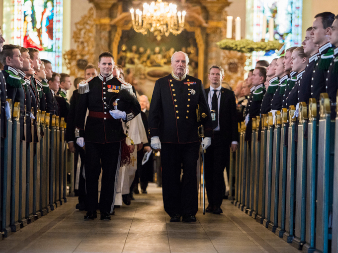 Kong Harald blir følgd av gardesjef Geir Pettersen etter den tradisjonelle julegudstenesta i Oslo Domkyrkje. Foto: Tore Meek / NTB scanpix